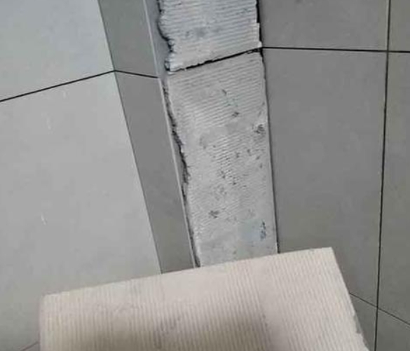 南岗瓷砖空鼓维修公司分享下厨房瓷砖脱落的补救措施。